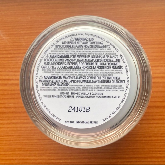 Yankee Candle Signature Tumbler Candle,  Smoked Vanilla & Cashmere Scent - Picture 9 of 13